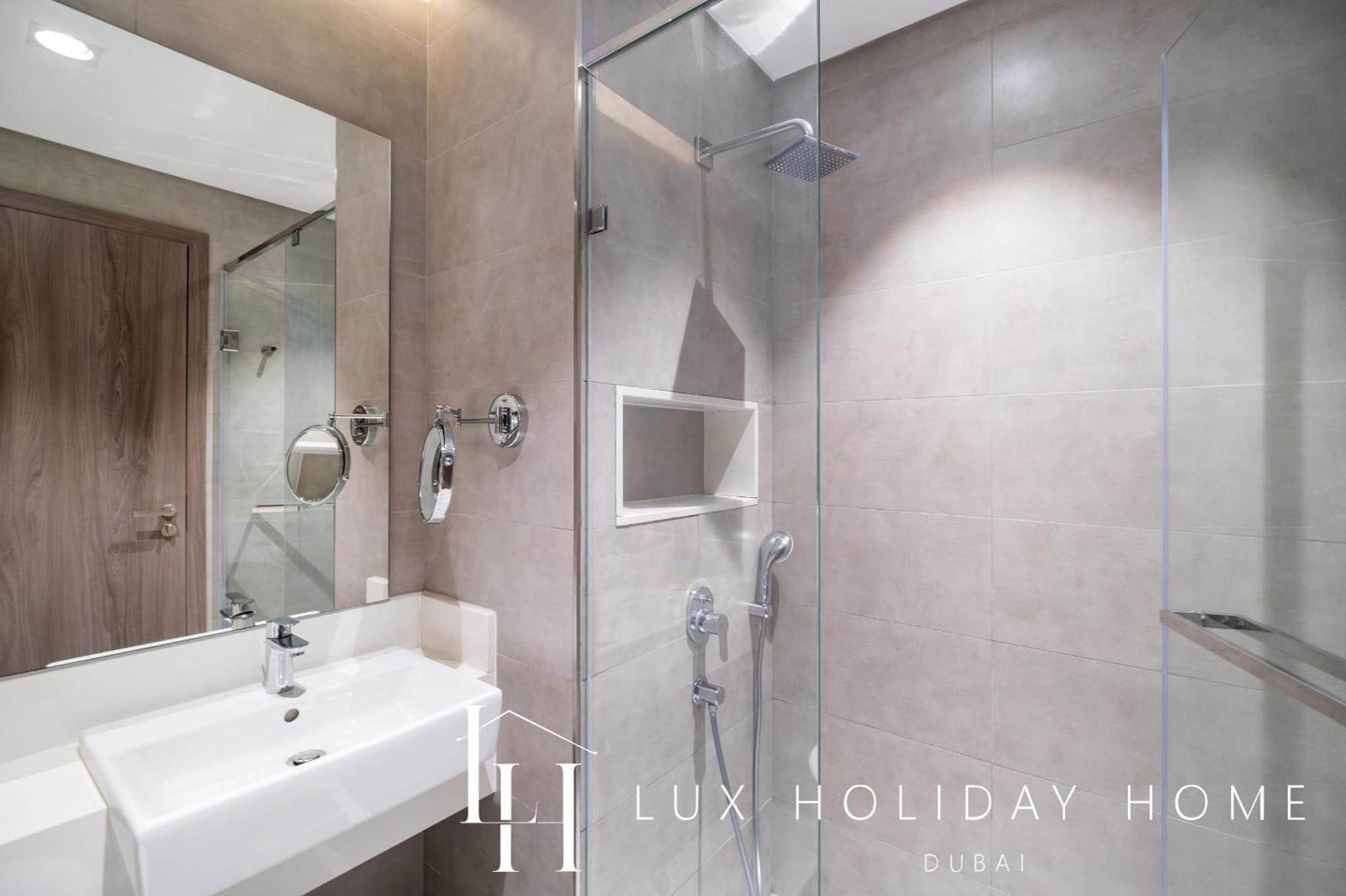 Lux The District One Lagoon View Apartment *