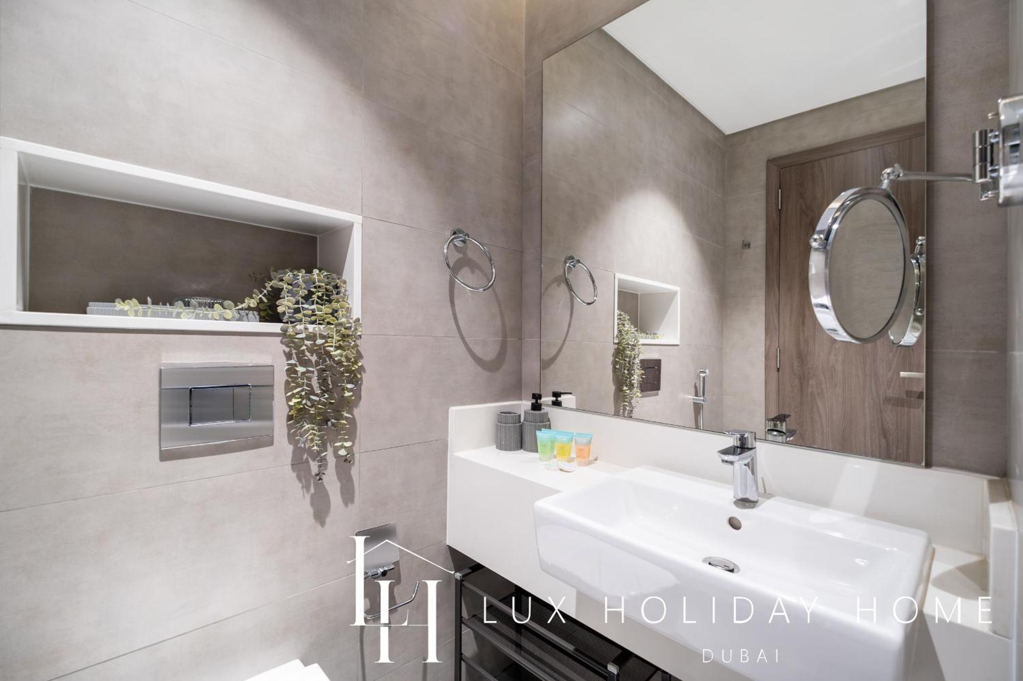 Apartment Lux The District One Lagoon View Dubai