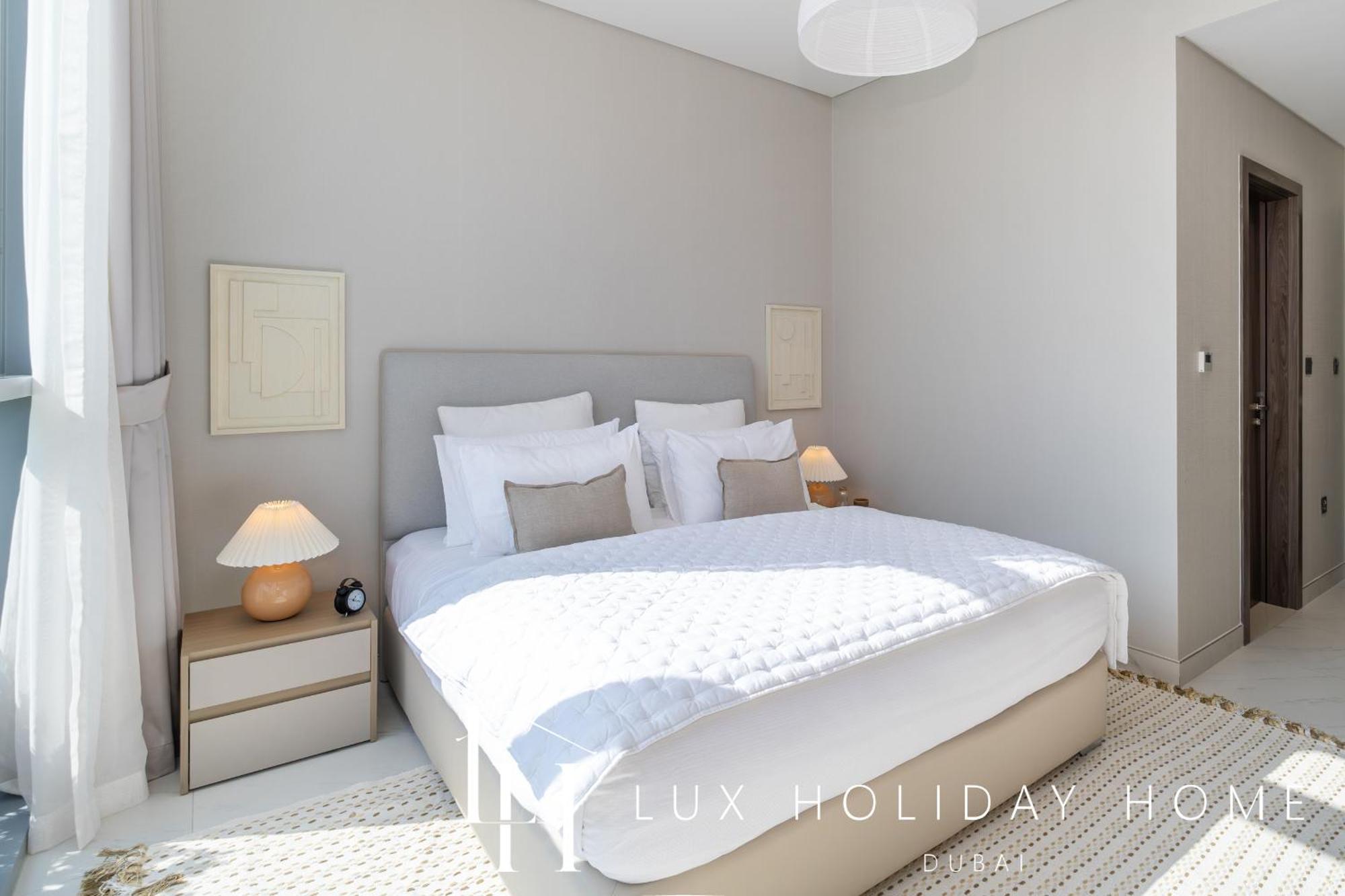 Lux The District One Lagoon View Apartment