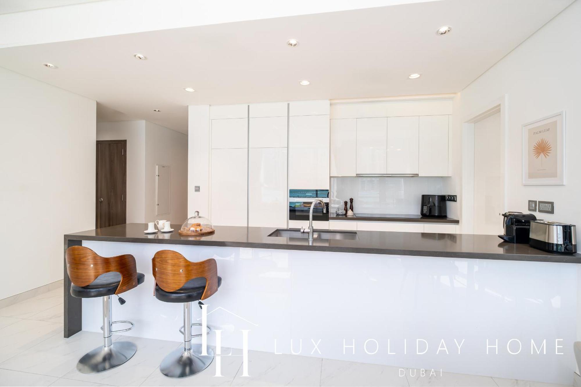 Lux The District One Lagoon View Apartment